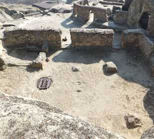 Fundamenty dawnej cerkwi.