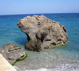 Spaziergang am Felsenstrand in Rhodos!