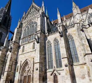 Seitlich vor dem Dom