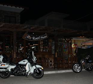 Stilechte Harleys vor dem Road House