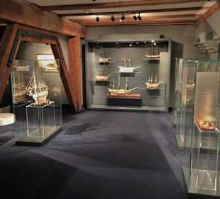 In der Schatzkammer des IMM mit Elfenbeinmodellen