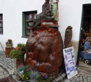 Dekorative Baumwurz am Eingang