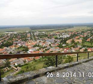 Pohľad spred vchodu na hrad na Sumeg