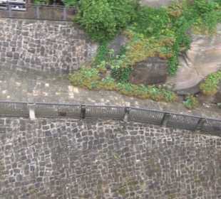 Entlang der Festungsmauer