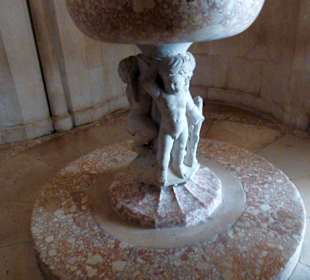 Von Engeln getragenes Taufbecken