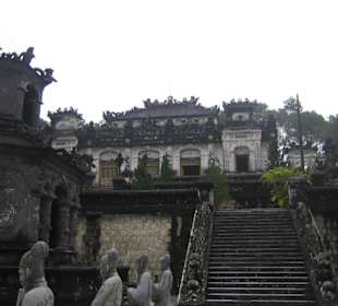 Der Blick zum Hauptgebäude des Mausoleums.