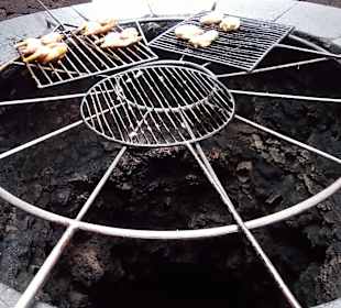 Feuerberge Naturgrill über Lava wird gegrillt