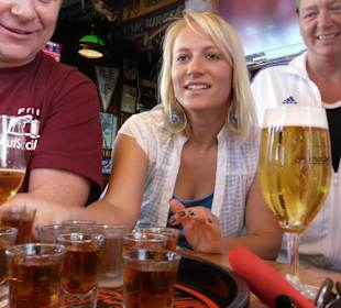 Nelly serviert Ron Miel