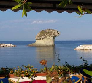 Prächtige Kulisse für die Straßencafes