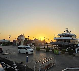 Sonnenaufgang im Hafen