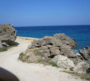 Spaziergang am Felsenstrand in Rhodos!