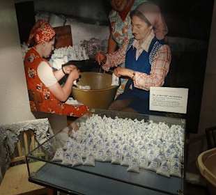 Die Frauien fertigen kleine Salzpäckcen