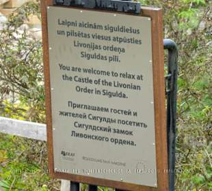 Besucherhinweise in drei Sprachen