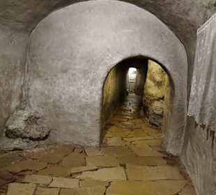 Enge Gänge im Fels zur Kirche Gügel