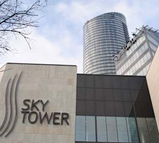 Główne wejście od ul. Powstańców Śląskich