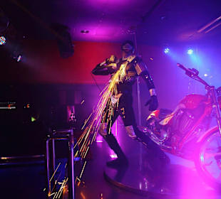 Show Eisenheart im Dollhouse. Performance: Alex