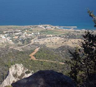 Blick von Kantara Hotel am Hafen, links Kaplica
