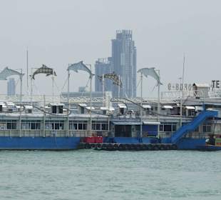 Eins der schwimmenden Restaurants