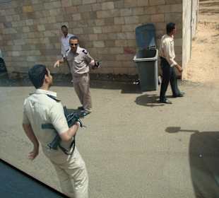 Policjanci ochraniający turystów i świątynię