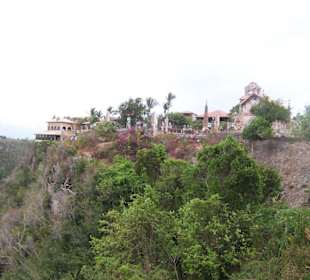 Auf einem Felsen erbautes Künstlerdorf