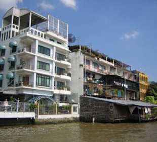 Dies ist bestimmt ein Wohnhaus am Fluss.