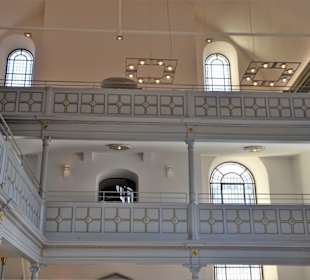 Die umlaufende Empore in der Neanderkirche
