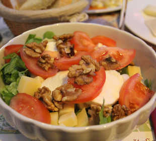 Salat mit Nüssen und 4 Sorten Käse