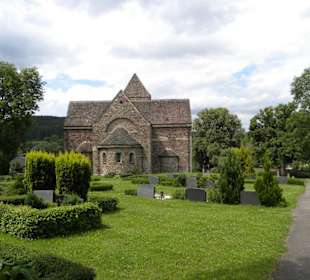 Außenansicht mit Friedhof