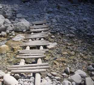 Provisorische Brücke in der Schlucht