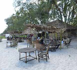 Tische direkt auf dem Strand