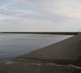 Hafenmauern und Schutz vor den Wellen