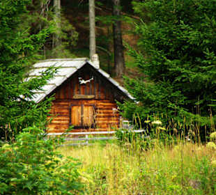 Links vom See kleine Hütte