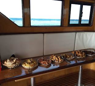 Mittagessen bei der Delfintour