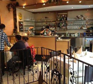 Offene Küche und Tische oben. Unten auch Tische