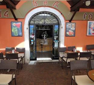 Blick auf Tische und Eingang zur Yachting Bar