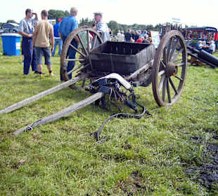 Zur Ruhepause ausgespannt von Pferd & Arbeiter !