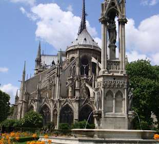 Kleiner Park hinter der Notre Dame