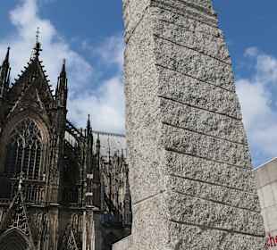 Die ca. 10 Meter hohe Columne pro Caelo in Köln