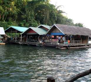 Vorbei an zahlreichen Rafts zum Wasserfall