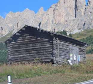 Hütte vor den Cir-Spitzen (Grödner Joch)