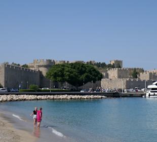 Dahinter der Touristikhafen