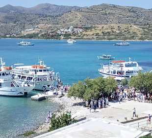 Ausflugsschiffe vor Spinalonga