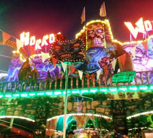 Fahrgeschäft in der Nacht