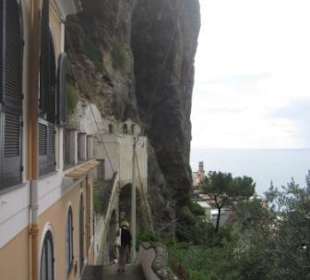 Erster Meerblick unter steilem Felsen