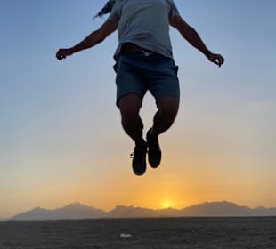 Ein Sprung in den Sonnenuntergang 