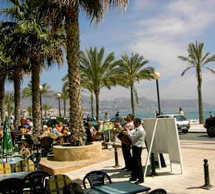 Leben an der Strand-Promenade von Albir