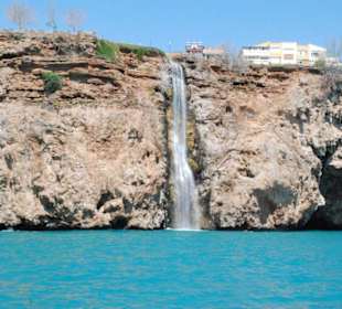 Blaue Reise ein etwas größerer Wasserfall