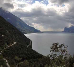 Blick hinunter auf den Gardasee