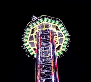 Fahrgeschäft in der Nacht