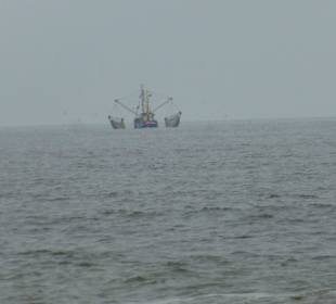 Fischerboot vor dem Strand von Rantum